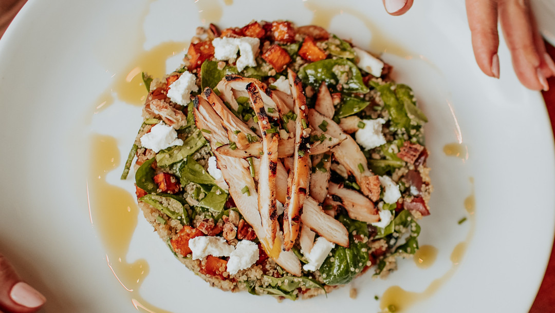 SALADE DE QUINOA ET POULET GRILLE